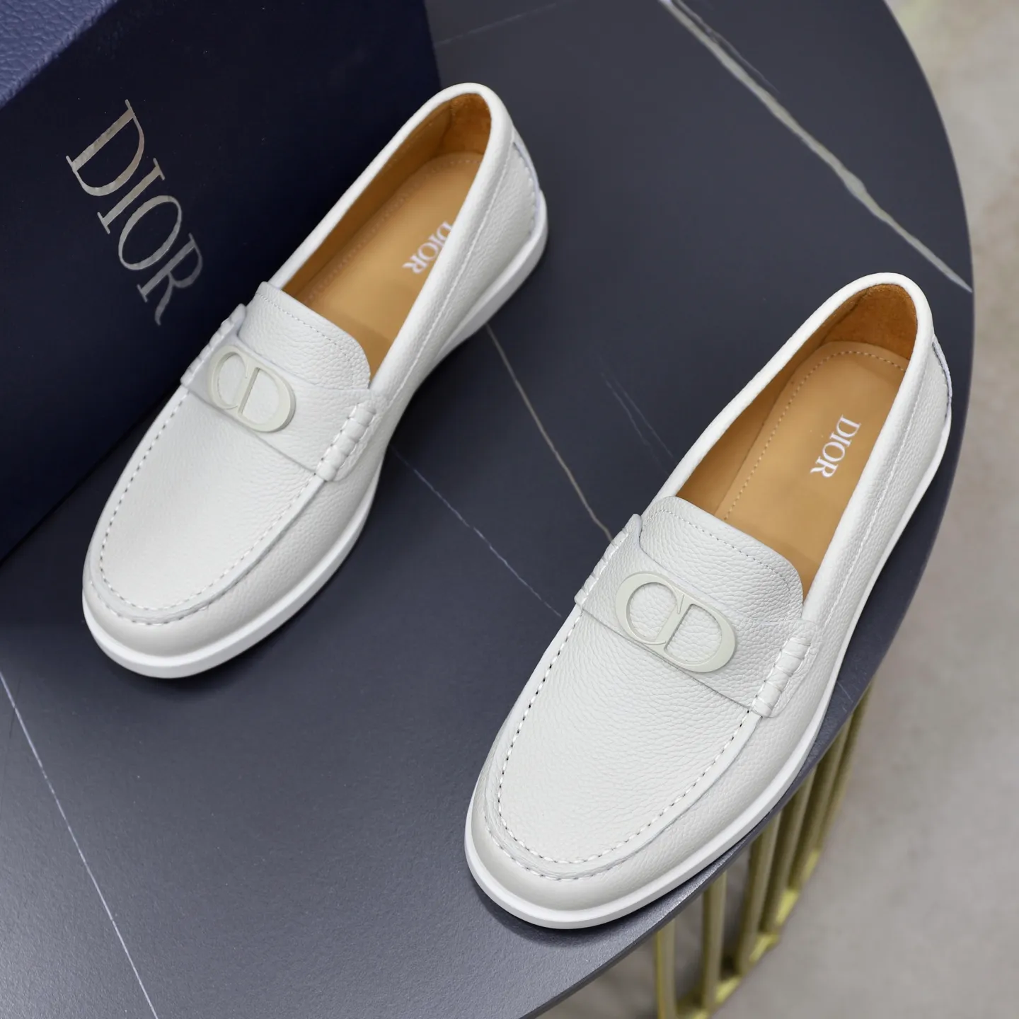 Ex-factory price: 540🙅‍♂️🙅‍♂️🙅‍♂️ Brand: Dior DIOR Standard code: Men's code 38/44 (45 can be customized) Grade: Same as the official website Material: Original cowhide stitching, cowhide lining, original TPU wear-resistant soft outsole Style categories: Leisure and sports version, footwear for driving, young fashion, European and American trends, British style Color: actual picture color